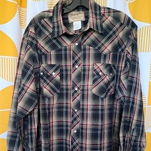 Mens Wrangler Red/ Tan/ Black Plaid Pearl Snap Shirt XL.